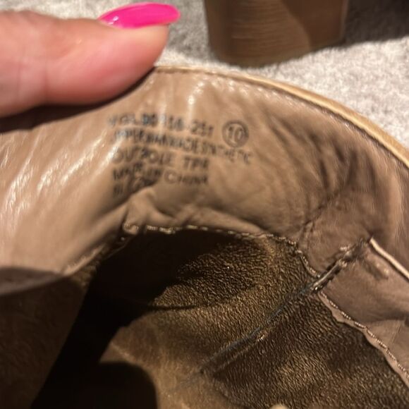 Very G boots with heels! Zipper sides and fur! Too cute ! Size 10
NWOT - Picture 5 of 6